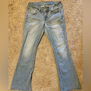 Woman size 8Reg American Eagle light wash jeans Artist stretch Great Condition